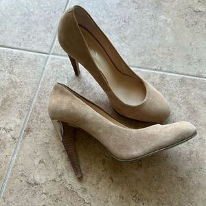 Guess suede high heels shoes size 37EU/ 6,5 US beige Color